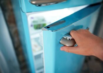 Geladeira antiga vilã da conta de luz? Entenda por que ela pode consumir 65 kWh todos os meses