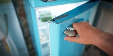 Geladeira antiga vilã da conta de luz? Entenda por que ela pode consumir 65 kWh todos os meses