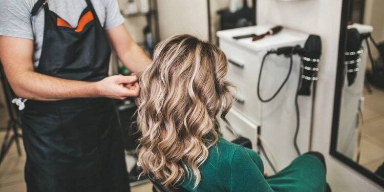 Cabelos com mechas sutis iluminadas são aqueles em que se aplicam pontos de luz em tons bem próximos à cor natural - Créditos: depositphotos.com / nenadovicphoto@gmail.com