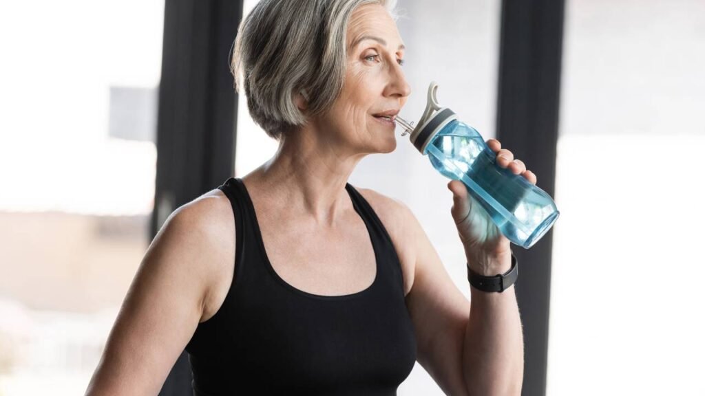 Pare de beber água só quando sente sede! Esse erro acelera a perda muscular depois dos 50 anos