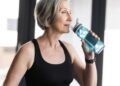 Pare de beber água só quando sente sede! Esse erro acelera a perda muscular depois dos 50 anos