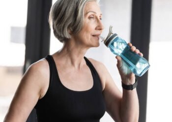 Pare de beber água só quando sente sede! Esse erro acelera a perda muscular depois dos 50 anos