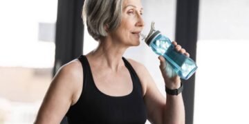 Pare de beber água só quando sente sede! Esse erro acelera a perda muscular depois dos 50 anos