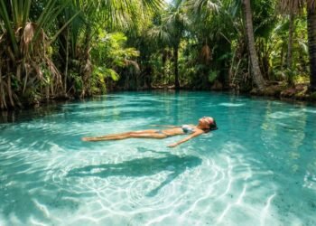 O cenário de dunas douradas e piscinas naturais onde a água empurra você para cima sem explicação e ninguém consegue afundar