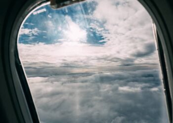 Janela do avião com furo? Conheça a engenharia por trás do sanduíche de acrílico