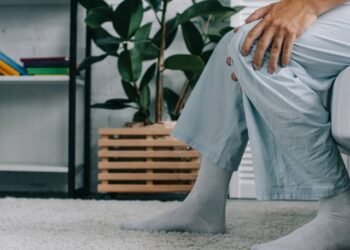 Dor no joelho ao subir escadas? Veja como proteger suas articulações e recuperar a mobilidade