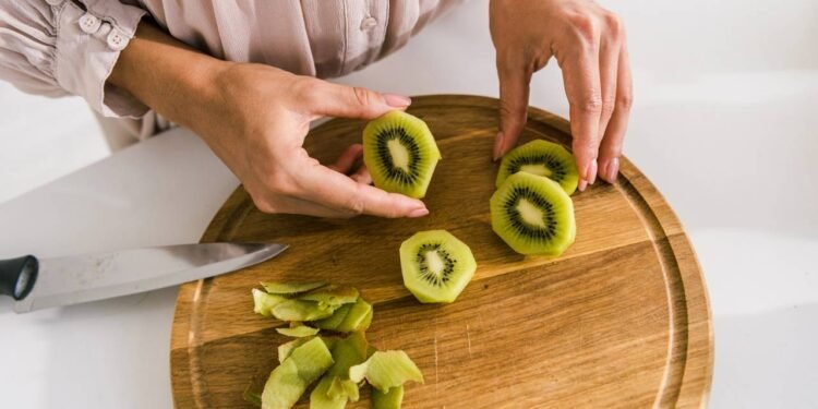 O kiwi é famoso por ser riquíssimo em vitamina C, muitas vezes superando até a laranja nesse quesito - Créditos: depositphotos.com / HayDmitriy