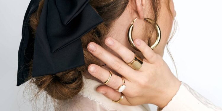 A grande marca da tendência de laços no verão 2026 é a liberdade: não existe um jeito “certo” de usar - Créditos: depositphotos.com / KaterynaPavlenko