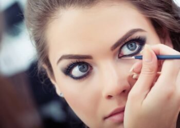 A cor de delineador que neutraliza olheiras dos 20 aos 70 anos e vai bombar em 2026