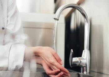 Mãos ressecadas e ásperas? Veja como manter a higiene em dia sem agredir a hidratação da pele