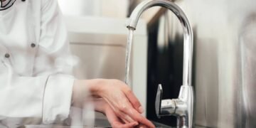 Mãos ressecadas e ásperas? Veja como manter a higiene em dia sem agredir a hidratação da pele