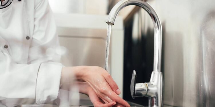 O ressecamento das mãos acontece quando a pele perde sua camada natural de gordura e água - Créditos: depositphotos.com / AllaSerebrina