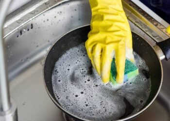 Gordura difícil na panela? Veja como a mistura de açúcar e detergente pode salvar sua cozinha