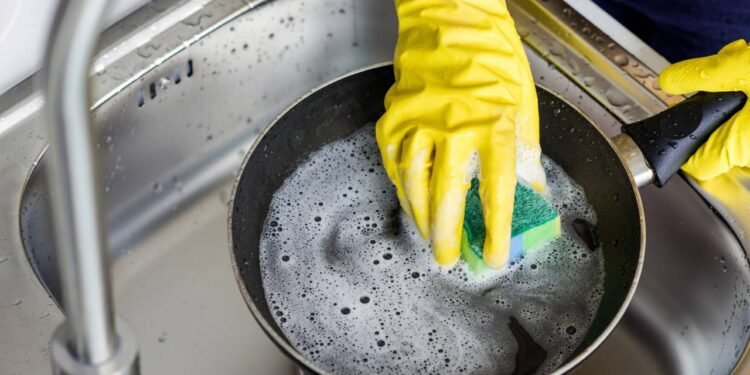 Gordura difícil na panela? Veja como a mistura de açúcar e detergente pode salvar sua cozinha - Créditos: depositphotos.com / IgorVetushko