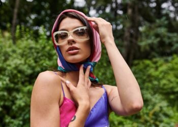 Lenço na cabeça ou como top? Saiba como adotar as tendências mais quentes das passarelas em 2026