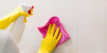 Mistura caseira para limpar azulejo que acaba com gordura antiga sem pesar no bolso