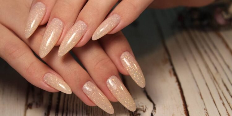 Quando se fala em unhas naturais grandes e fortes, a palavra-chave é constância. - Créditos: depositphotos.com / izzzi1991.gmail.com