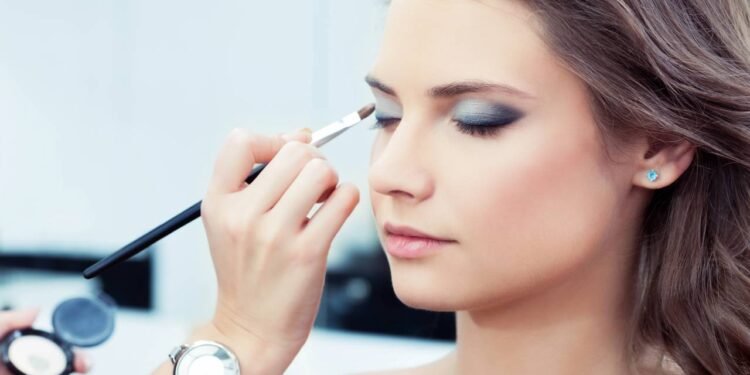 Quando falamos em maquiagem resistente ao calor, estamos falando de produtos feitos para aguentar suor - Créditos: depositphotos.com / mike_laptev