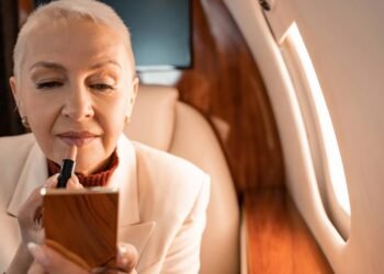 Maquiagem prática para mulheres de 50 que rejuvenesce e valoriza traços naturais