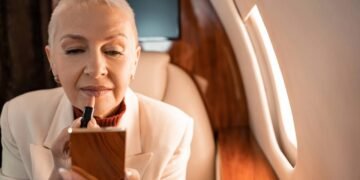 Maquiagem prática para mulheres de 50 que rejuvenesce e valoriza traços naturais