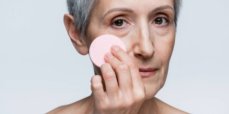 Depois dos 60, a maquiagem dos olhos costuma ter dois grandes objetivos: valorizar o olhar e suavizar - Créditos: depositphotos.com / Ischukigor