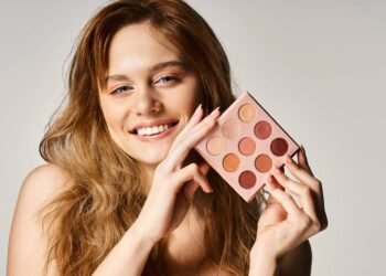 Pele de porcelana e iluminada: o passo a passo para preparar o rosto antes da maquiagem