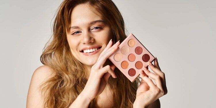 Antes de pensar nas cores, vale cuidar da pele como se fosse um “pré-maquiagem” caprichado, quase um mini-ritual de autocuidado - Créditos: depositphotos.com / AllaSerebrina