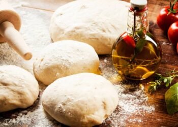 Massa clássica de pizza italiana pode ser feita em casa