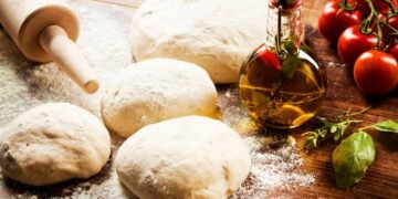 Massa clássica de pizza italiana pode ser feita em casa