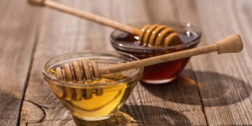 Mel não é tão saudável quanto parece, veja o que a ciência diz sobre “açúcar natural”