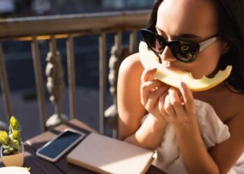 Melão para todas as idades: entenda como a fruta auxilia do desenvolvimento infantil à saúde do idoso