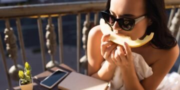 Melão para todas as idades: entenda como a fruta auxilia do desenvolvimento infantil à saúde do idoso