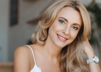 Beleza discreta e elegante: veja como a técnica clean girl funciona após os 50 anos