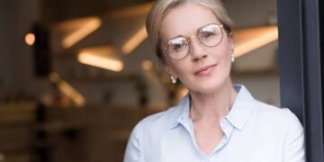 Penteados presos que rejuvenescem depois dos 45 sem perder leveza e naturalidade