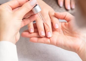 Como hidratar unhas ressecadas e evitar fungos usando óleo de melaleuca antes de dormir