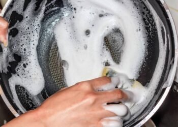 Panelas com cheiro estranho? Veja os perigos de guardar seus utensílios ainda molhados