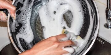 Panelas com cheiro estranho? Veja os perigos de guardar seus utensílios ainda molhados