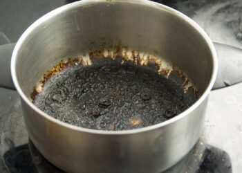 Como recuperar panelas queimadas sem esforço