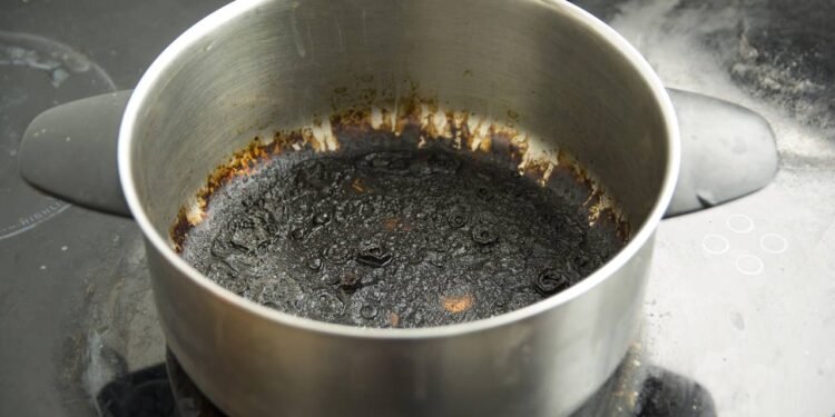 Como recuperar panelas queimadas sem esforço