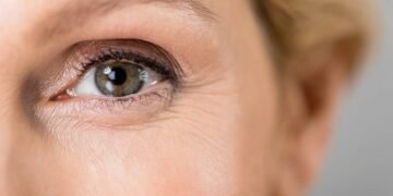 Aprenda a lavar o rosto corretamente após os 50 e mantenha sua pele macia e livre de irritações