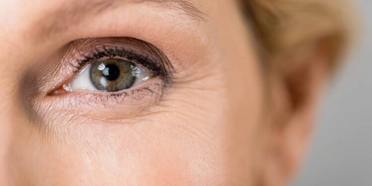 Depois dos 50 anos, a pele costuma ficar mais fina, produzir menos óleo e perder parte da sua barreira natural de proteção - Créditos: depositphotos.com / AllaSerebrina