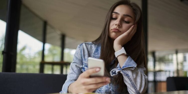 Na prática, a “pessoa chata” não é só alguém sem assunto, mas quem parece desconsiderar  - Créditos: depositphotos.com / GaudiLab