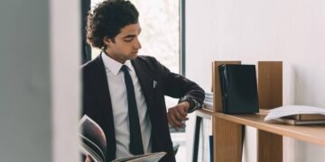 O que significa chegar sempre mais cedo ao trabalho, segundo a psicologia