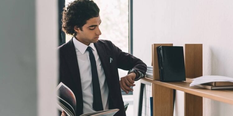 Não existe uma explicação única, mas o padrão de se antecipar diz bastante sobre como a pessoa se organiza por dentro - Créditos: depositphotos.com / AlexNazaruk