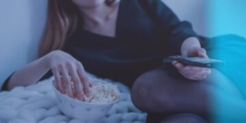 Assistir TV antes de dormir pode estar sabotando seu descanso: entenda o motivo