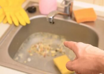 Rotina de limpeza rápida: saiba como manter a bancada e o ralo da cozinha impecáveis todos os dias