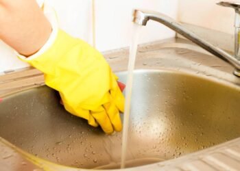 Pia engordurada no frio? Aprenda o truque infalível da água quente para limpar tudo sem esforço
