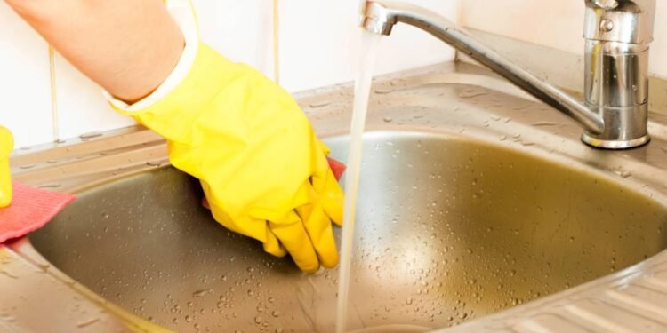 Limpar gordura da pia em dias frios fica bem mais fácil quando você inclui água quente na rotina de higienização - Créditos: depositphotos.com / gorvik