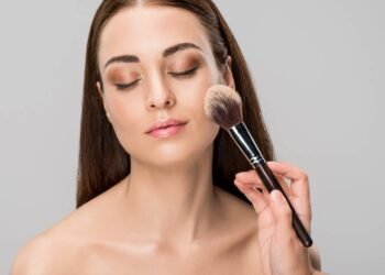 Maquiagem após os 60 anos: por que o excesso de pó compacto pode estar envelhecendo o seu visual