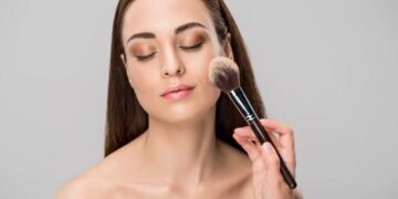 Maquiagem após os 60 anos: por que o excesso de pó compacto pode estar envelhecendo o seu visual